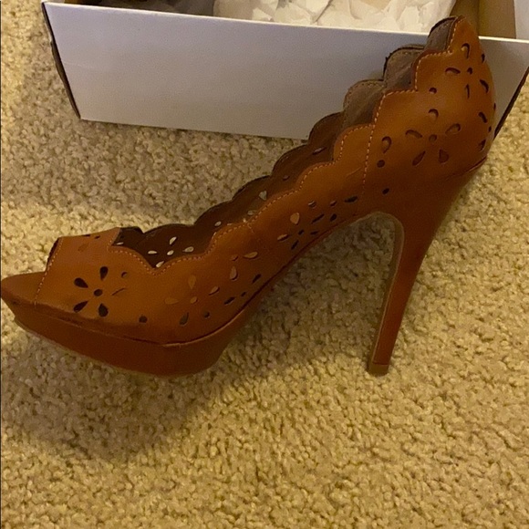 New XOXO brown platform pumps - Picture 3 of 5